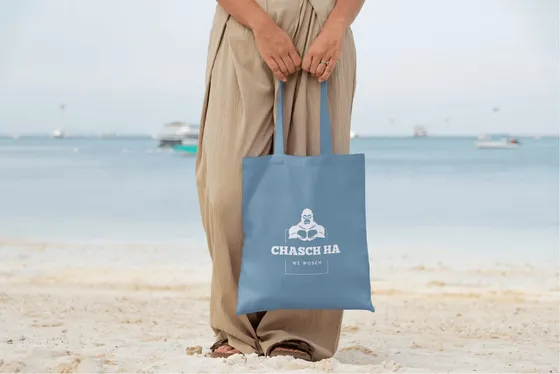 Stofftasche mit chasch ha Logo am Strand